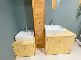 洗面リフォーム 給湯機能をつけた手洗い器と、収納にも使える便利な棚