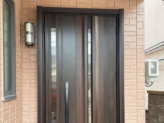 エクステリアリフォーム 電子キーが便利な、重厚感あるデザインの玄関ドア
