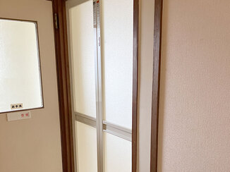 小工事 カバー工法でコストを抑え、安心して使えるようになった浴室ドア